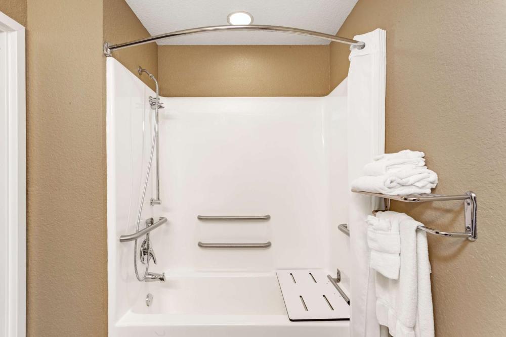 Queen Room - Mobility Access/Non-Smoking interior
