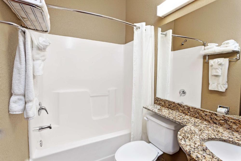 Queen Room - Non-Smoking interior